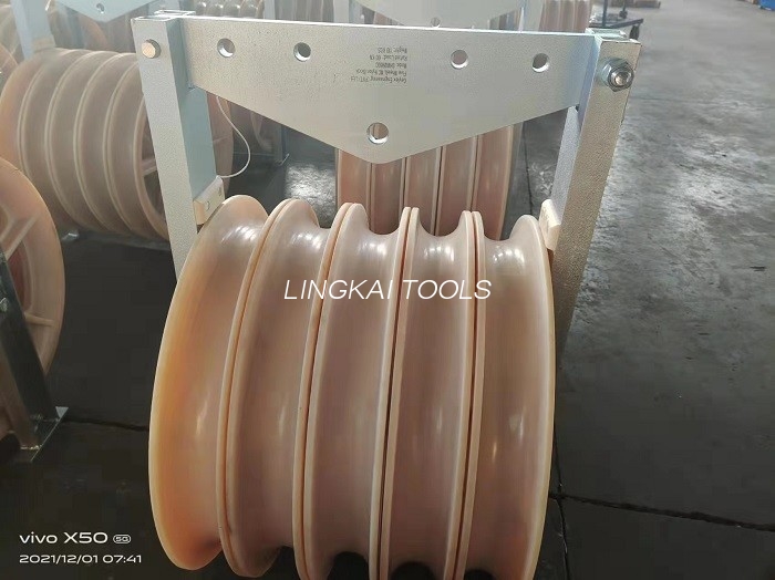 Con lăn cáp truyền tải đường kính lớn 822mm Ròng rọc khối nylon có ba bánh